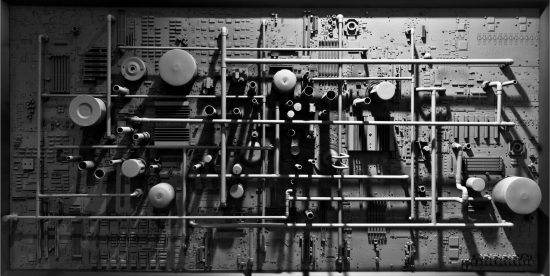 Arctique, 2013
Composition de déchets informatiques et matériels obsolète divers sur bois. Pigments projetés
Composition of computer waste and various obsolete materials on wood. Projected pigments
Pièce unique 
100 x 200 cm