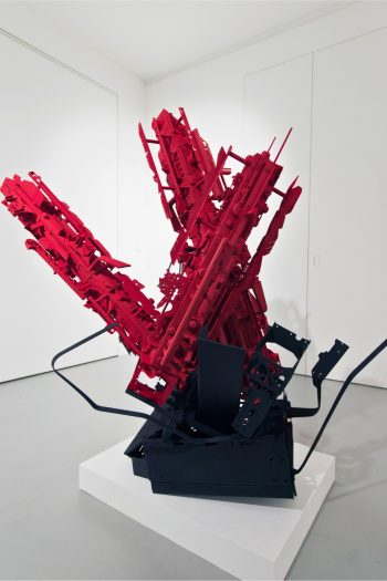 Asphyxie#2, 2017
Composition de divers déchets informatiques et éléments obsolètes variés. Pigments projetés. 
Composition of various computer waste and obsolete items: fire extinguishers, protetive masks, etc. Sprayed pigments.
160 x 140 x 140 cm