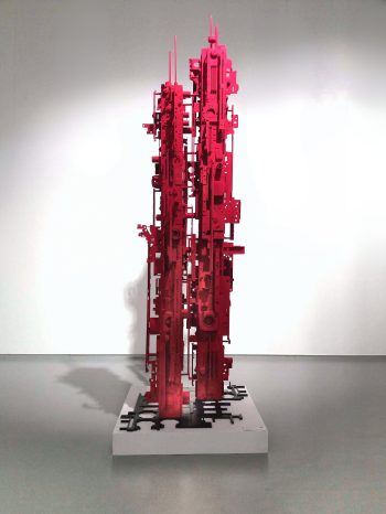 Palladium, 2017
Composition de divers déchets informatiques et éléments obsolètes variés. Pigments projetés.
Composition of various computer waste and obsolete items: fire extinguishers, protetive masks, etc. Sprayed pigments.
Pièce unique 
210 x 80 x 80 cm