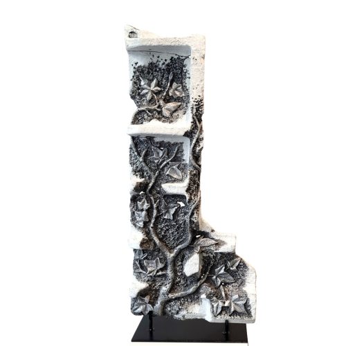 Sculpture sur emballage polystyrène. Tirage en fonte d’aluminium recyclé patiné - acier.
Sculpture on polystyrene packaging. Draw in patinated recycled cast aluminum - steel. Unique piece.
75 x 28 x 20 cm