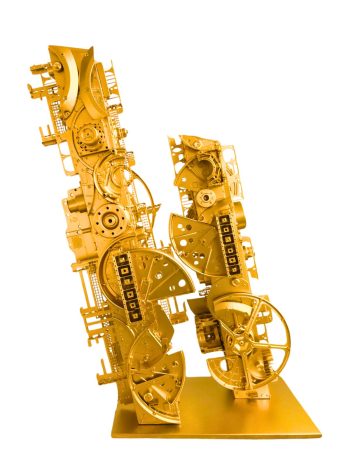 Nicolas Delay, Sans Titre, 2024 Composition de divers déchets informatiques et éléments de caméra de surveillance, de moteurs, de machine à laver, de pièce automobile, d’antenne relais …. Métallisation. Composition of various computer waste and elements of surveillance cameras, motors, washing machines, car parts, relay antennas, etc. Metallization 52,5 x 30 x 98 cm