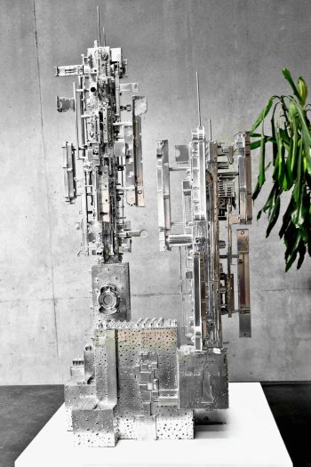 Waste Castle, 2022
Composition de divers déchets informatiques et éléments obsolètes variées sur bois. Métallisation. 
Composition of various computer waste and obsolete items on wood. Metallization.
195 x 78 x 75 cm